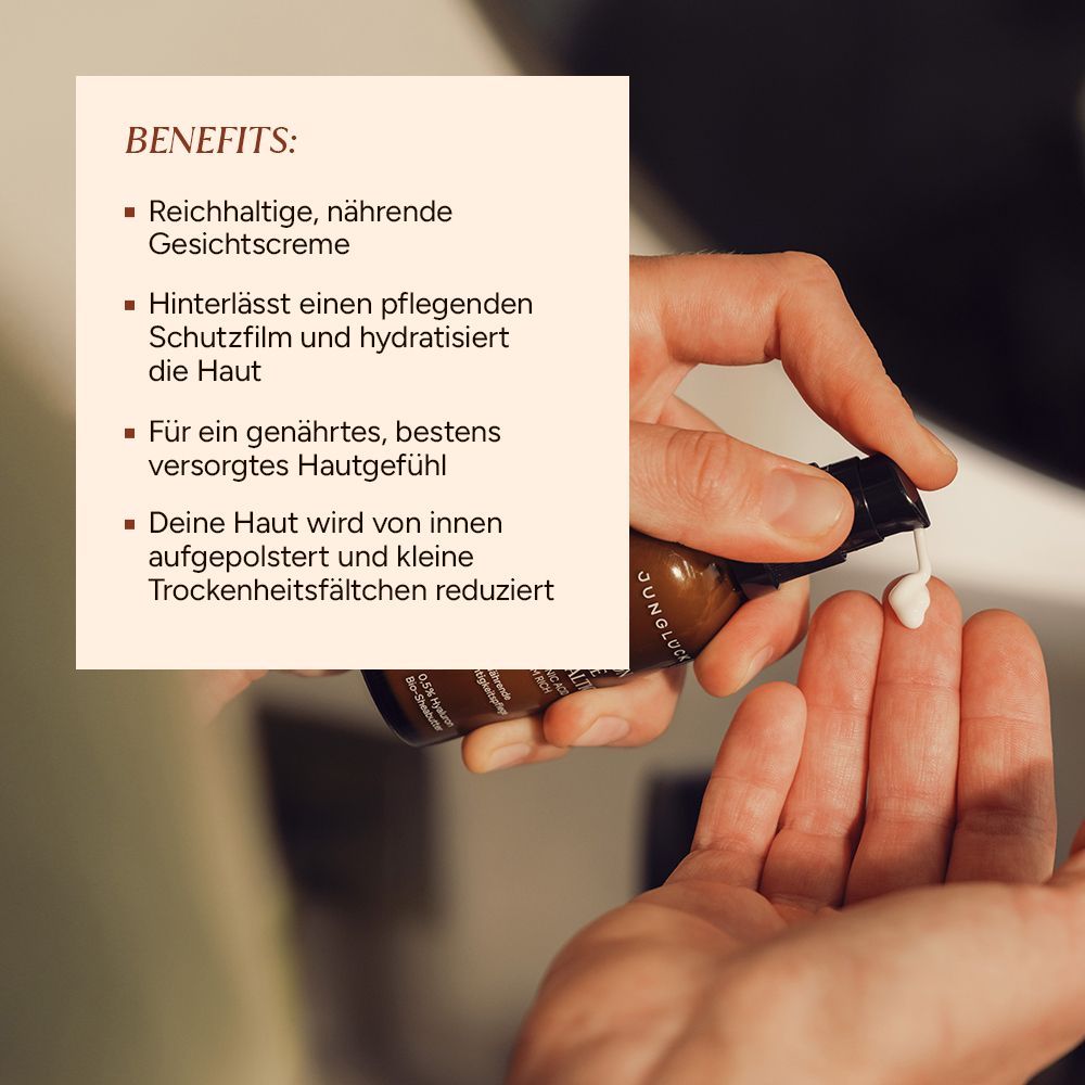 Hände halten Flasche und Creme. Text: BENEFITS: Reichhaltige, nährende Gesichtscreme. Hinterlässt einen pflegenden Schutzfilm und hydratisiert die Haut.