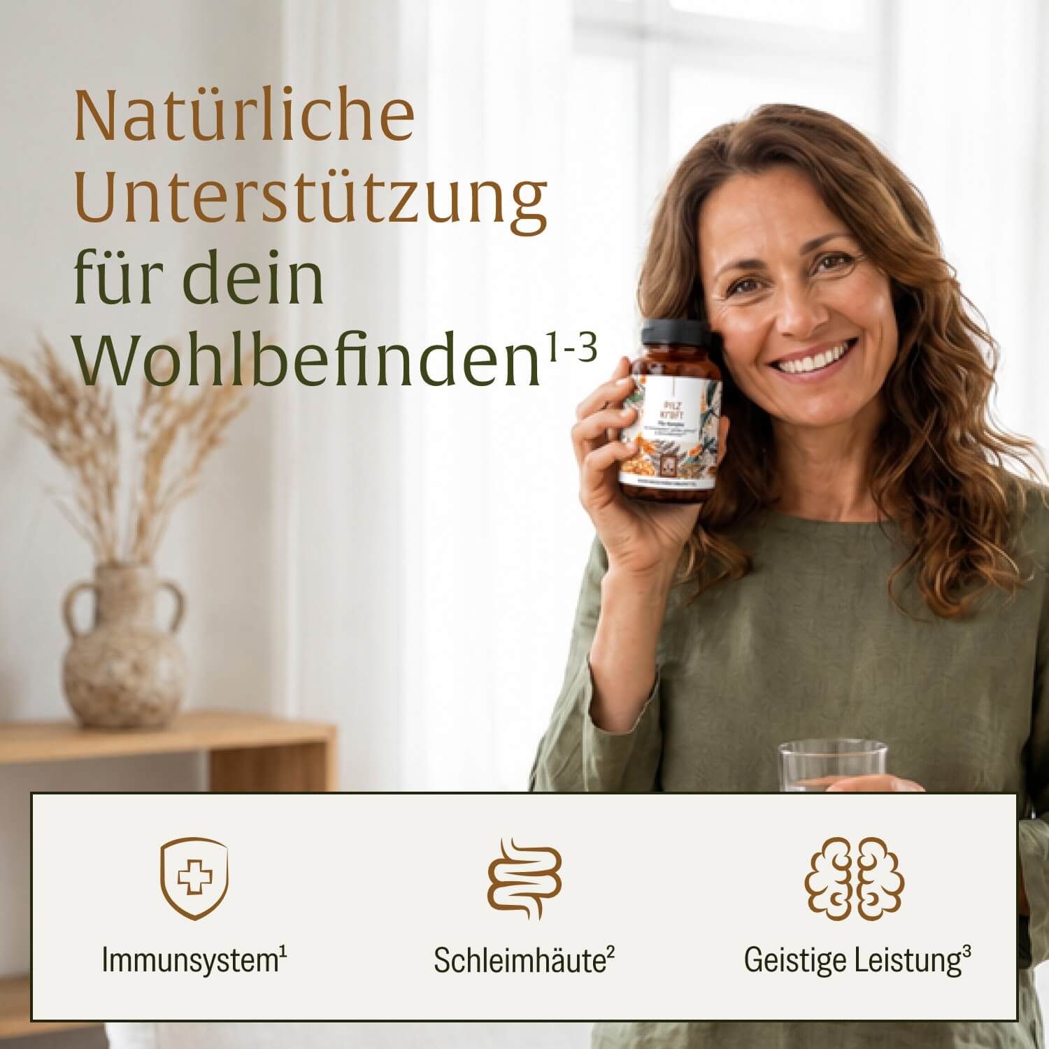 Frau hält eine Flasche Pilz-Komplex Kapseln. Icons zeigen Immunsystem, Schleimhäute, geistige Leistung.