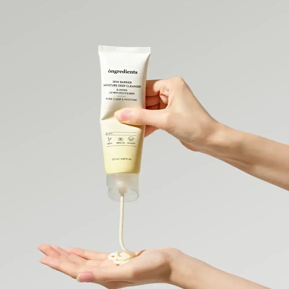 Hände halten eine Tube. Creme wird aus der Tube gedrückt. Aufschrift: Skin Barrier Moisture Deep Cleanser. 120 ml.