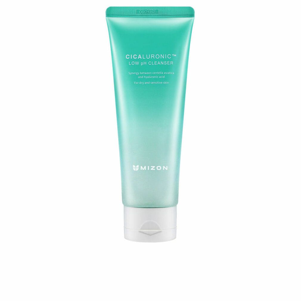 Hände halten eine Tube. Produkt wird auf die Handfläche gedrückt. Rosa Flüssigkeit. Aufschrift: Cicaluronic Low pH Cleanser.