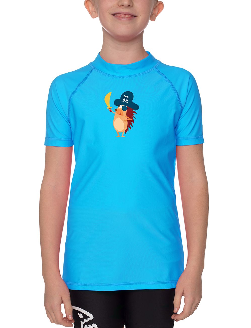 Kind trägt türkisfarbenes Sonnenschutzshirt. Aufdruck: Igel als Pirat mit Säbel und Piratenhut. Kurzarm, Stehkragen.