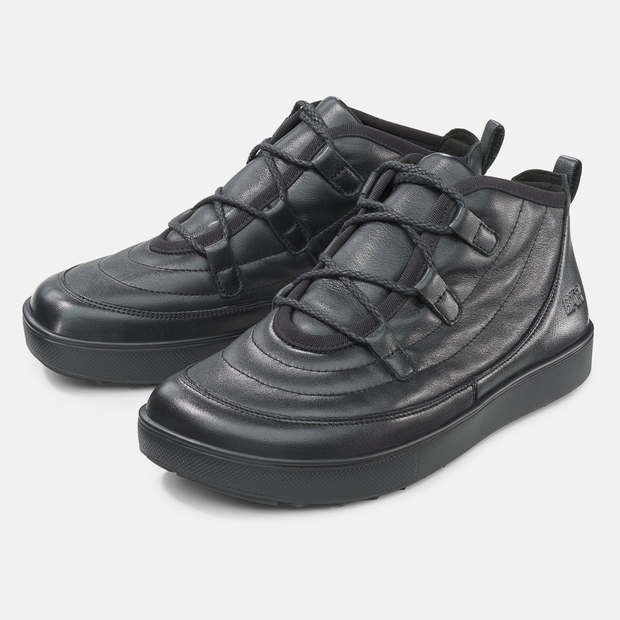 Schwarze Stiefeletten mit Schnürsenkeln und gepolstertem Design. Seitliche Ansicht, auf weißem Hintergrund.