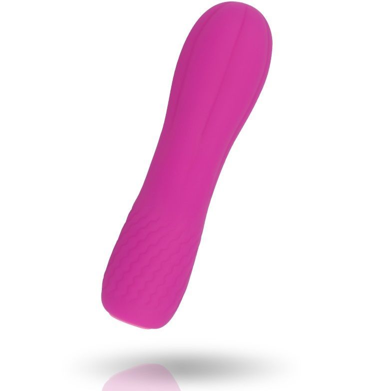 Rosa Vibrator mit geriffelter Oberfläche. Glatte Spitze, geschwungene Form. Schattenwurf.