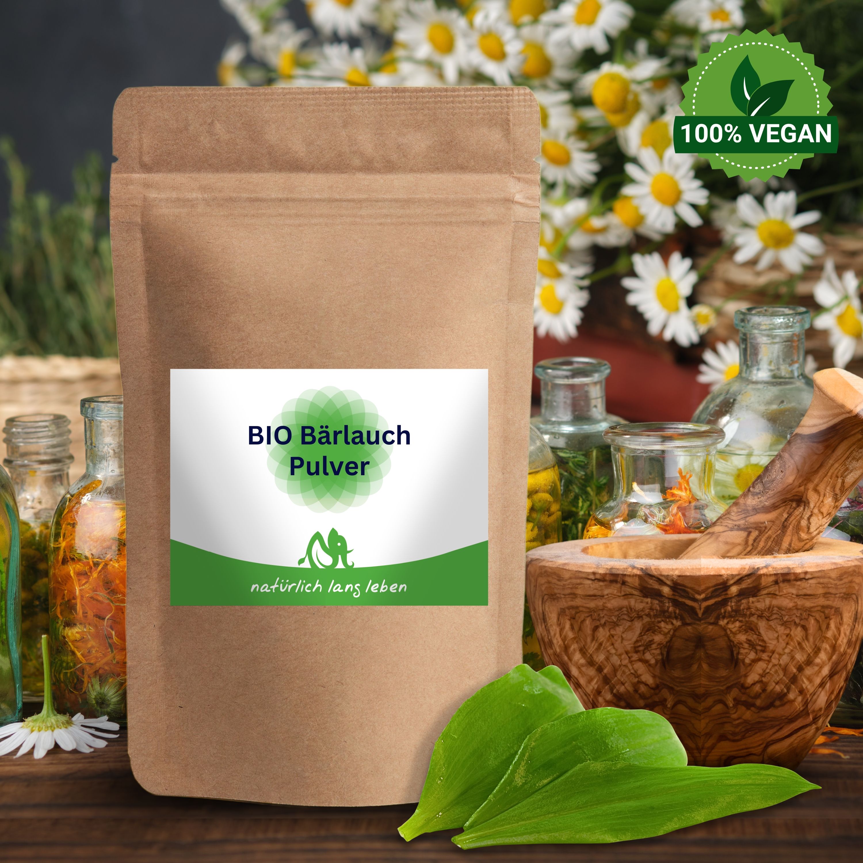 BIO Bärlauch Pulver in Papiertüte, umgeben von Kräutern, Mörser und Fläschchen. 100% VEGAN.