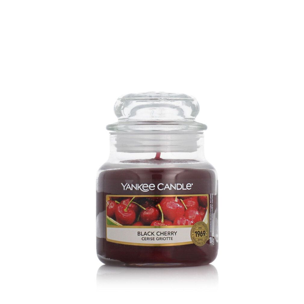 Kleine Yankee Candle Duftkerze Schwarze Kirsche im Glas mit Deckel. Rotes Wachs, Etikett mit Kirschabbildung.
