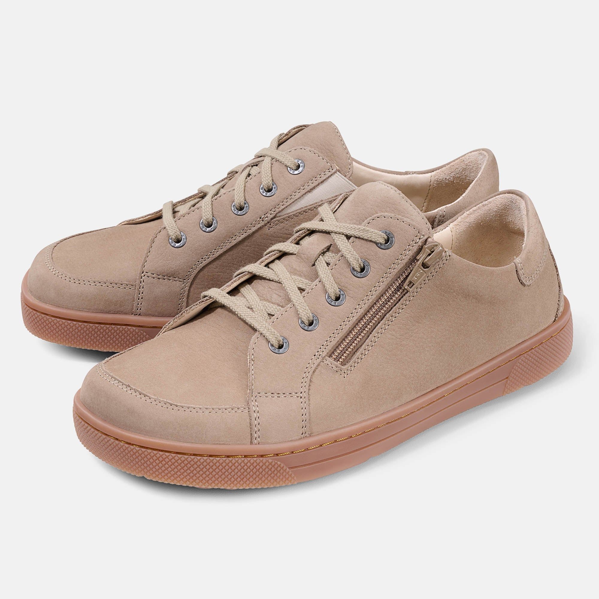 Zwei beige Schnürschuhe mit Reißverschluss. Breite Sohle, Schnürsenkel. Hellbraune Farbe.