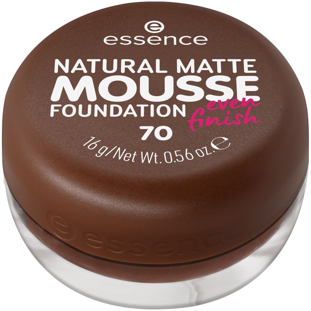Runde Dose Essence Natural Matte Mousse Foundation, Farbton 70. Brauner Deckel mit Produktnamen und Inhaltsangabe. Durchsichtiger Behälter.
