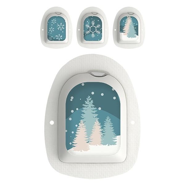 Mehrere Omnipod-Geräte mit Winterlandschaft-Motiven. Schneeflocken und Bäume auf blauem Hintergrund. Weiße Geräte mit Fenster.