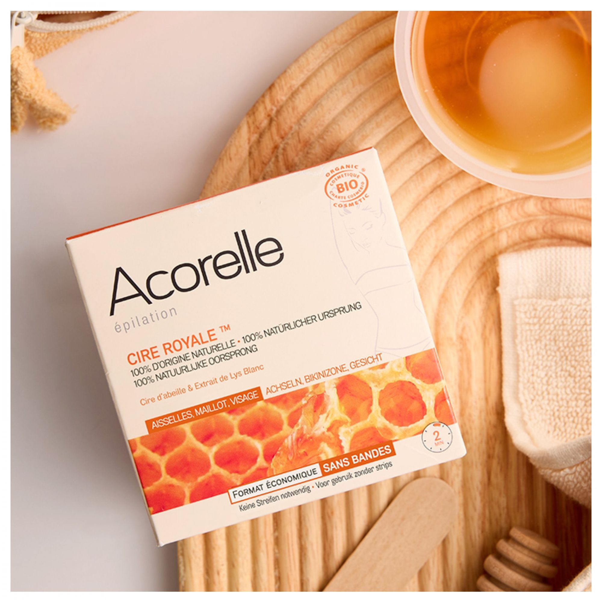Acorelle Cire Royale Epilation Verpackung mit Wabenmuster und BIO-Siegel. Daneben ein Behälter mit Wachs.