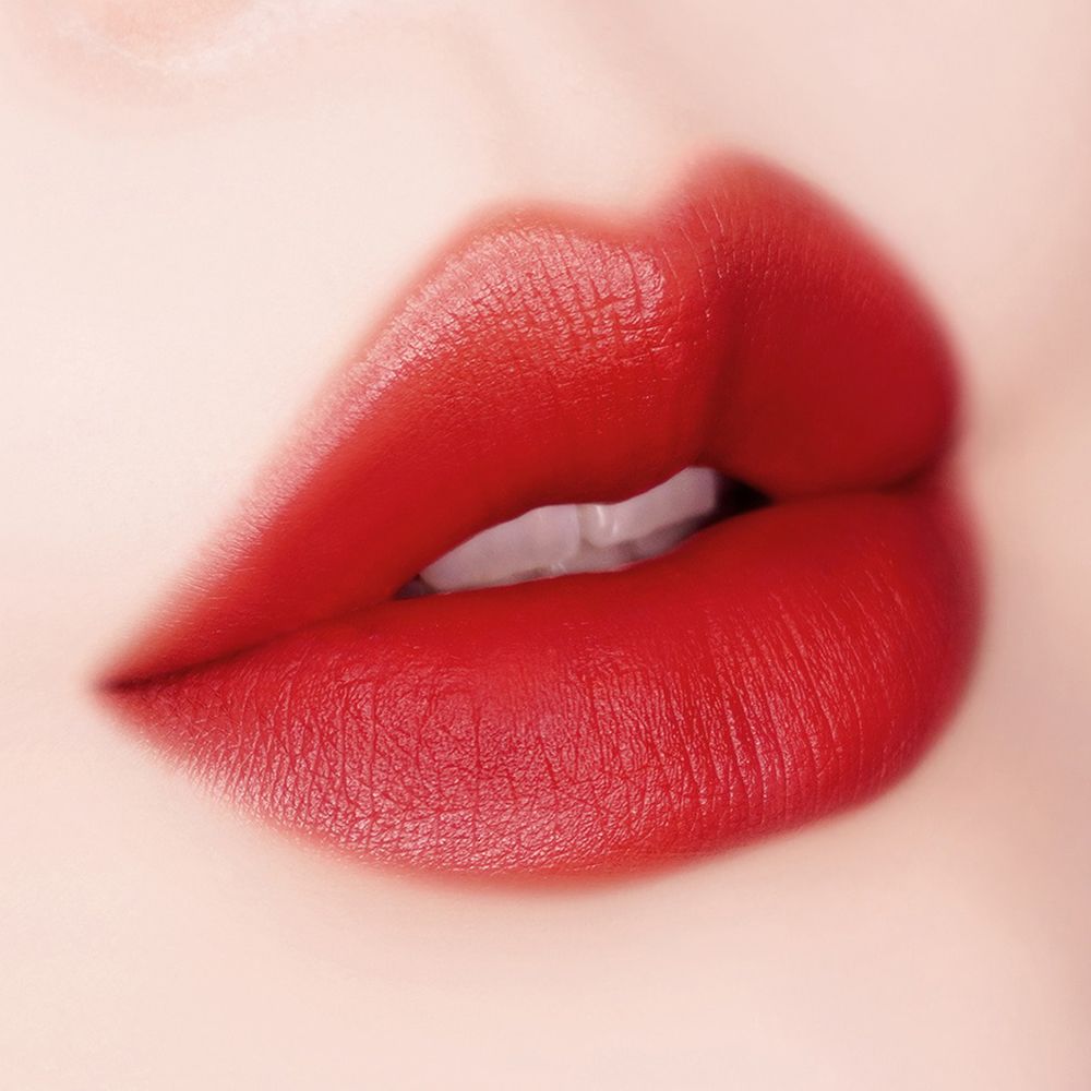 Nahaufnahme von roten Lippen. Die Lippen sind mit roter Farbe bedeckt.