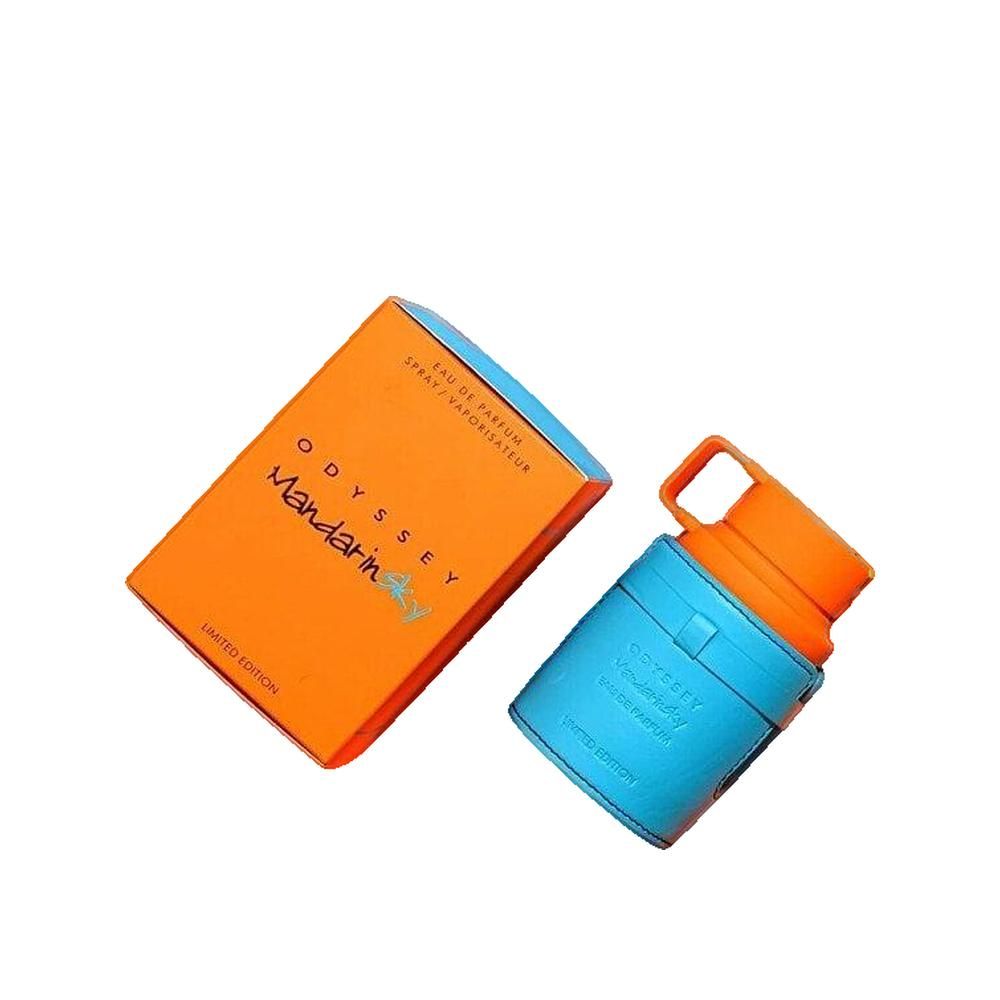 Orangefarbene Verpackung und türkisfarbener Flakon mit orangefarbenem Verschluss. Aufschrift: Odyssey Mandarin Sky.