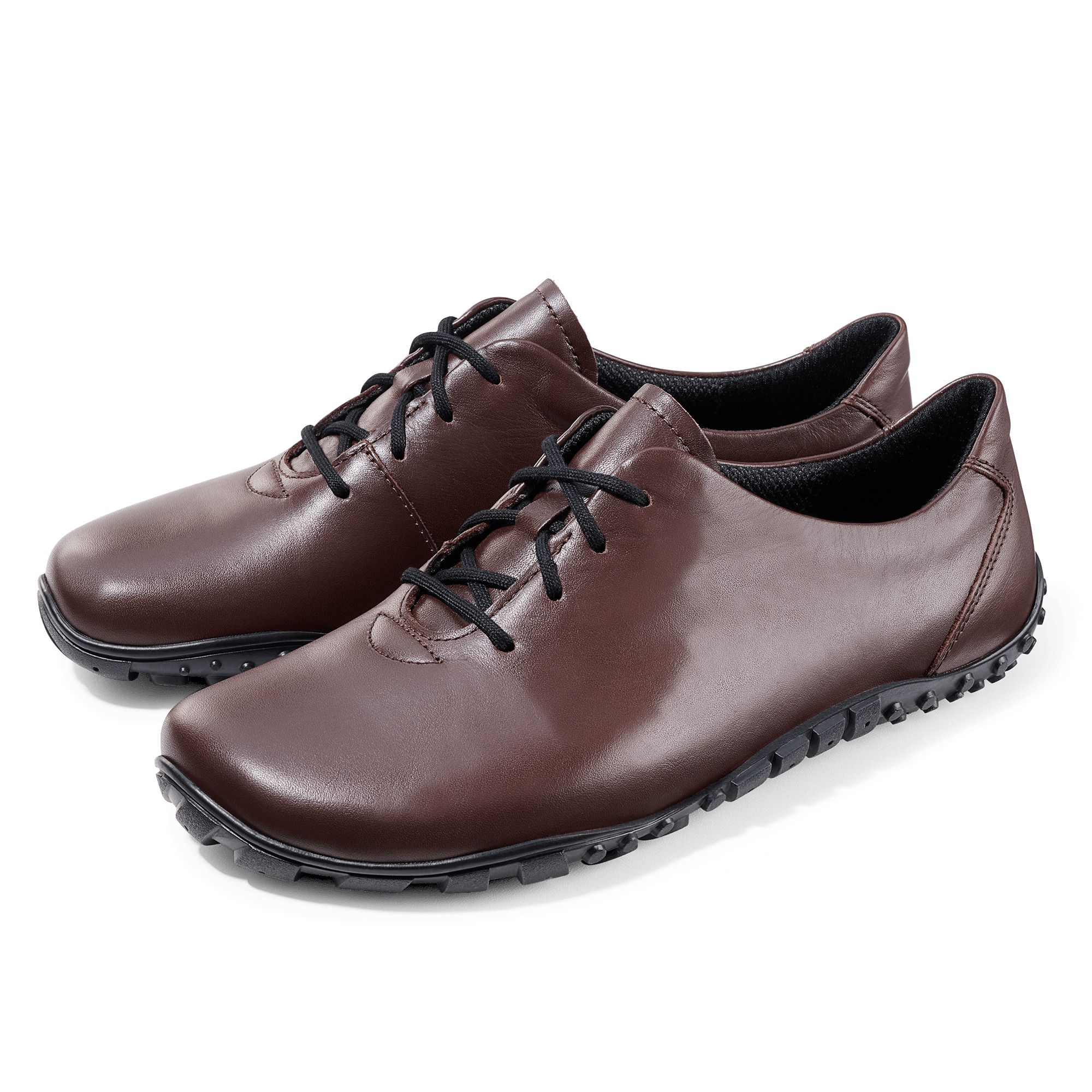 Braune Schnürschuhe, breite Passform. Schwarze Schnürsenkel und Sohle. Glattes Leder. Zwei Schuhe nebeneinander.