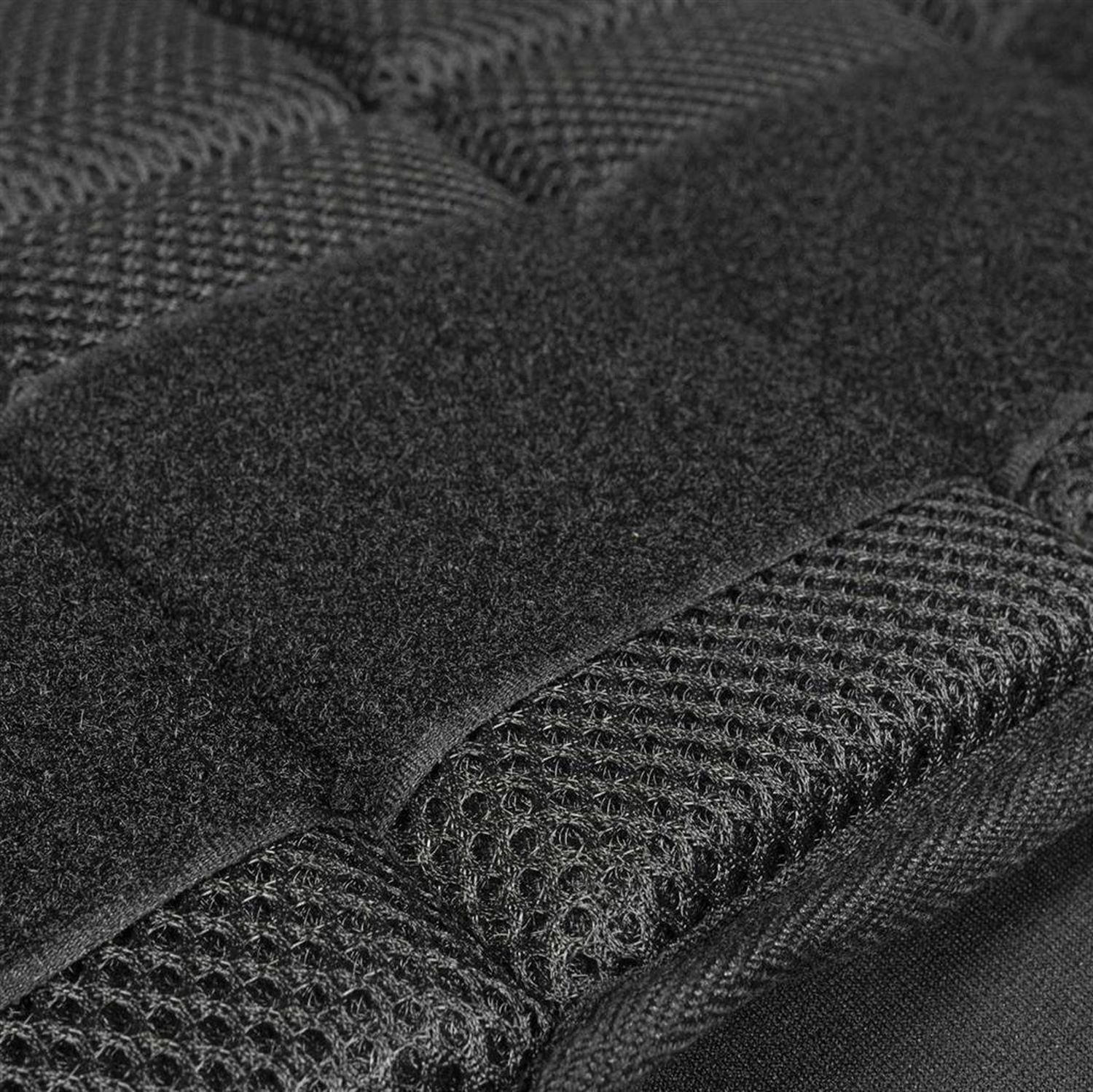 Nahaufnahme von Klettverschlüssen und Mesh-Gewebe der schwarzen Gewichtsweste.