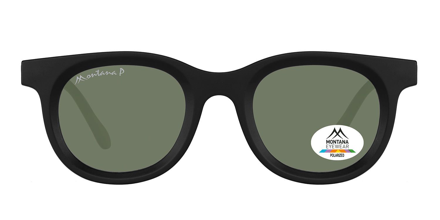 Schwarze Sonnenbrille mit grünen Gläsern. Montana Eyewear Logo auf dem linken Glas und Aufkleber auf dem rechten Glas. Runde Form.