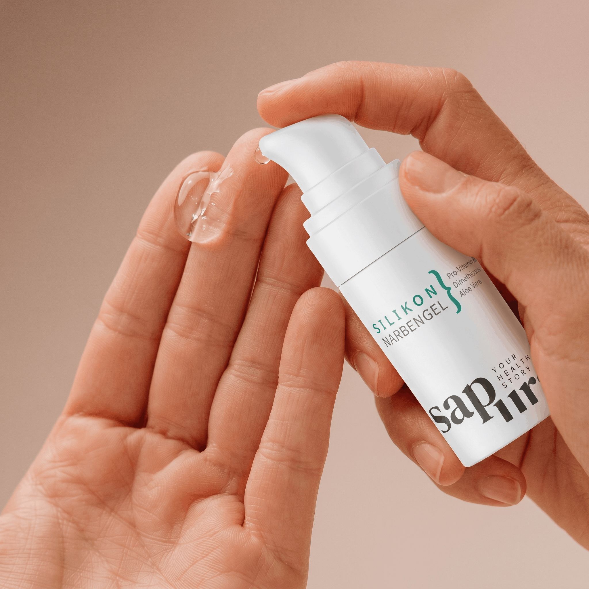 Hände mit Silikon Narbengel, Pro-Vitamin B5 und Aloe Vera.