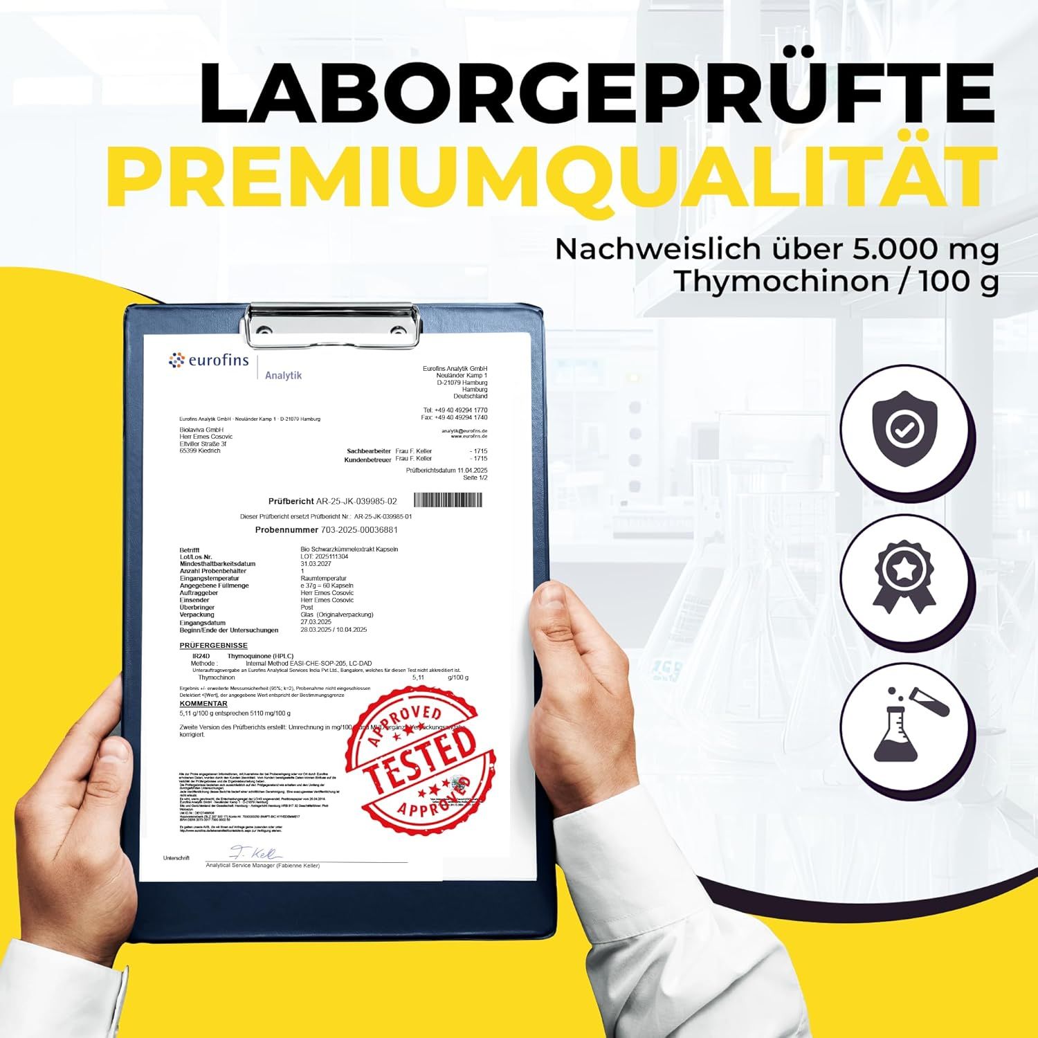 Hände halten ein Dokument mit Eurofins-Logo. Text: Laborgeprüfte Premiumqualität, Nachweislich über 5.000 mg Thymochinon. Siegel: Approved, Tested.
