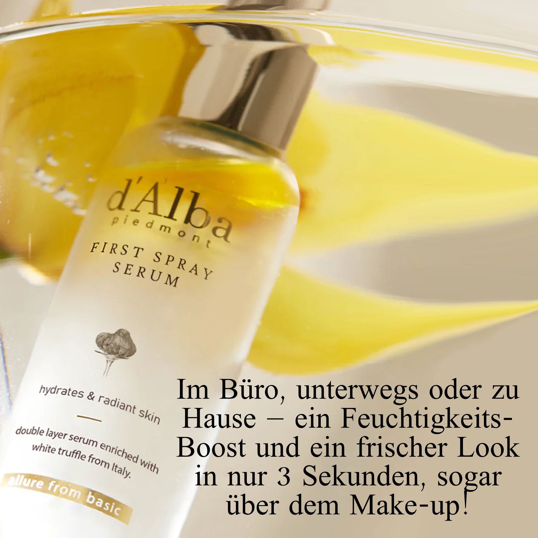 Produkt mit Sprühkopf, umgeben von gelben Blütenblättern. Text: d'Alba, First Spray Serum. Text: Feuchtigkeits-Boost und frischer Look.