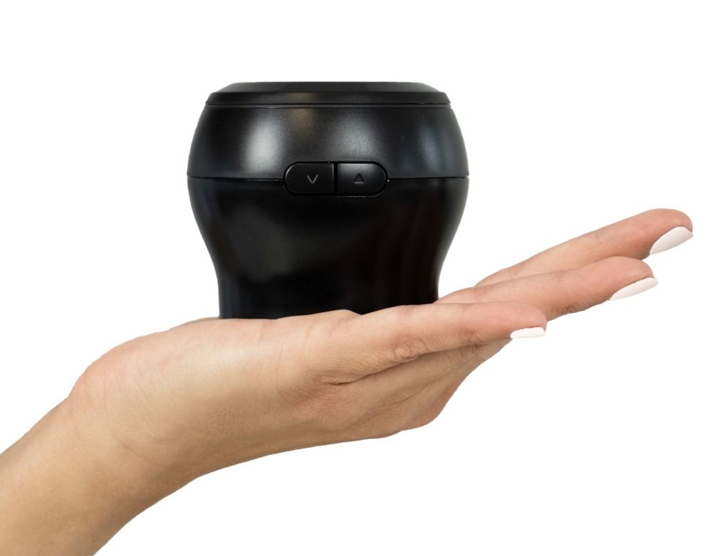 Schwarzes Gerät in einer Hand gehalten. Zwei Knöpfe. Abgerundete Form. Keine weiteren Merkmale sichtbar.