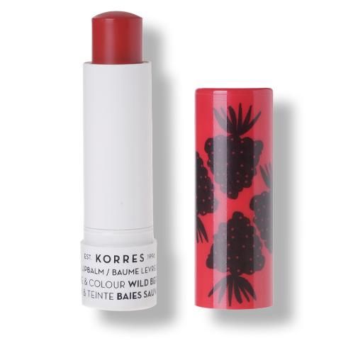 KORRES Lippenbalsam. Weißer Stift mit rotem Balsam. Rote Hülse mit Brombeermuster. Text: Wild Berries.