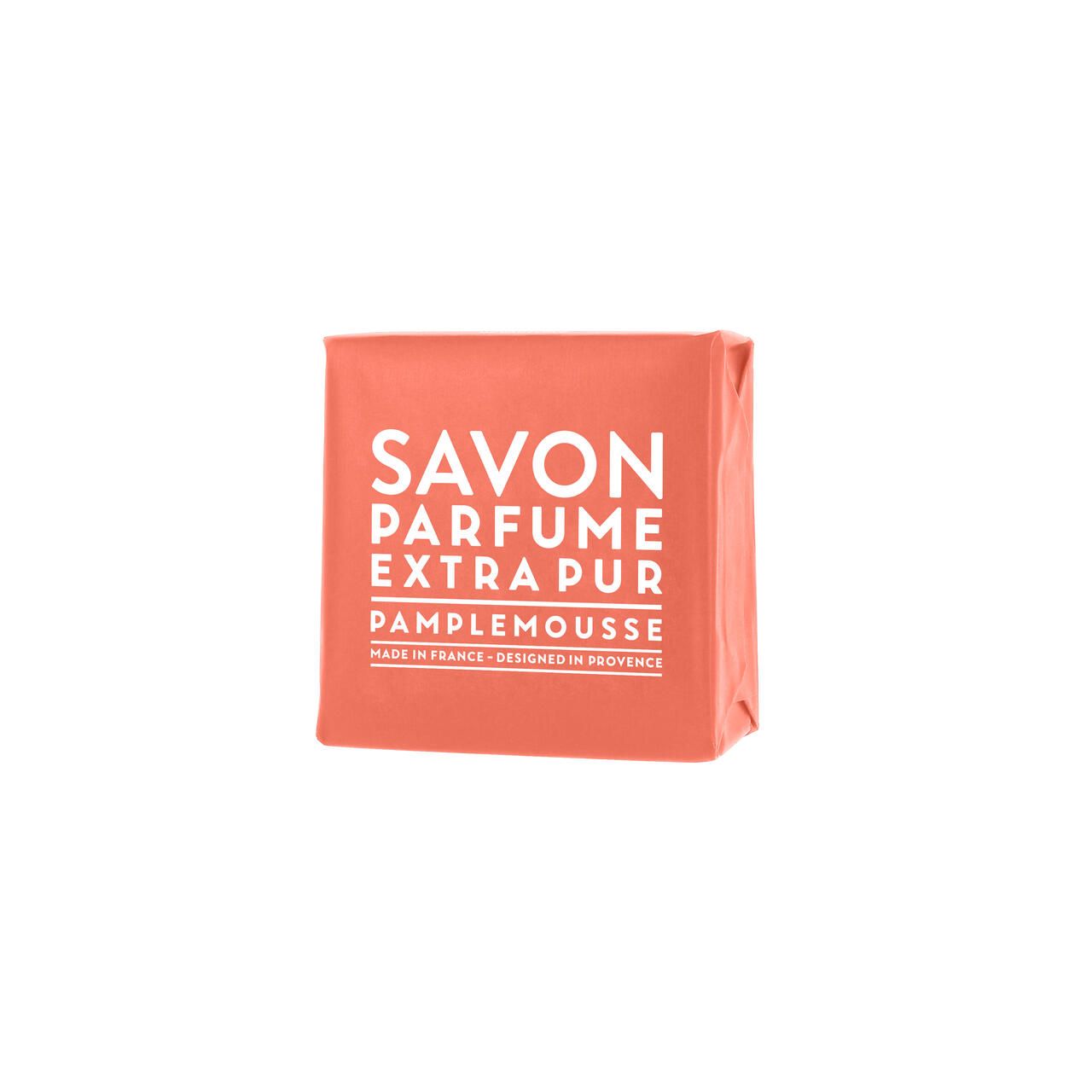 Rosa Seife in quadratischer Verpackung. Text: SAVON PARFUME EXTRA PUR PAMPLEMOUSSE. Hergestellt in Frankreich.