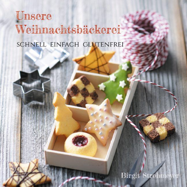 Buchcover: "Unsere Weihnachtsbäckerei". Geformte Kekse in Holzbox. Sterne, Tannenbäume, karierte und runde Kekse.