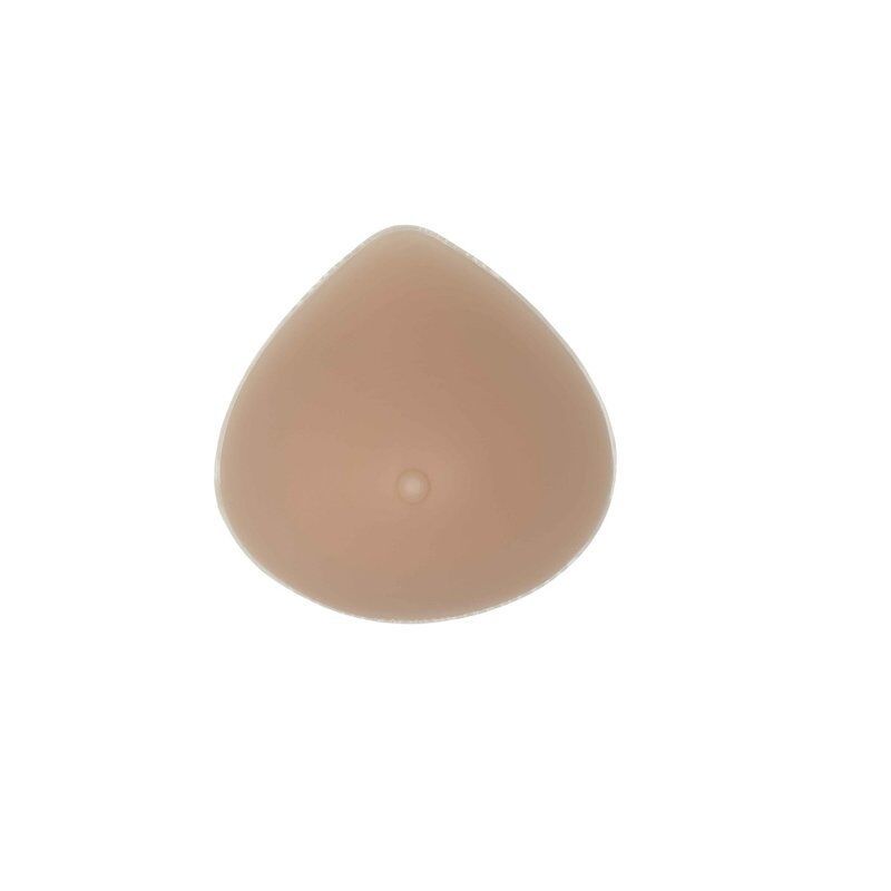 Hautfarbene Brustprothese, tropfenförmig. Glatte Oberfläche. Kleines Loch in der Mitte. Keine weiteren Details sichtbar.