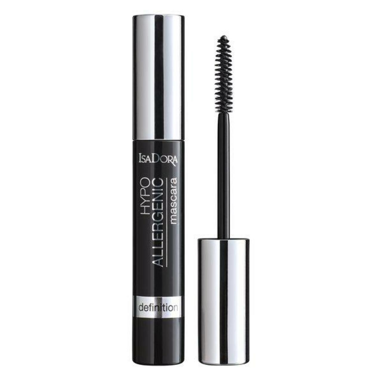 Schwarze Mascarabürste neben schwarzer Mascarahülse mit silberner Kappe. Aufschrift: IsaDora, Hypo Allergenic Mascara, Definition.