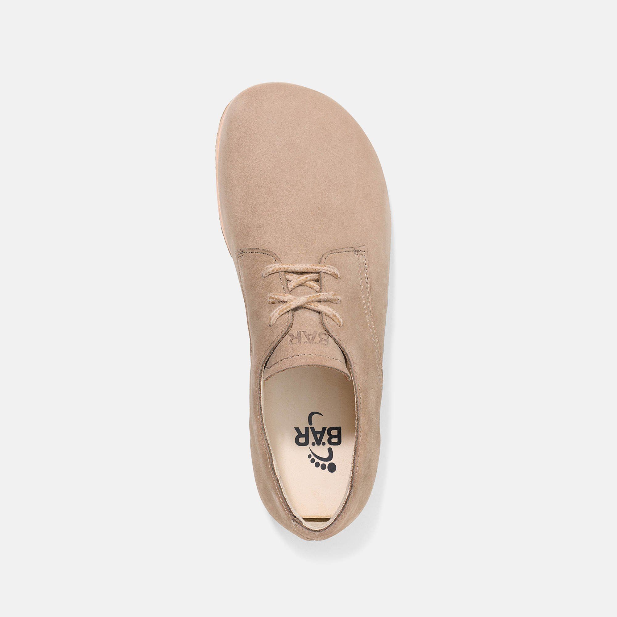 Draufsicht auf einen beigefarbenen Schnürschuh. Innensohle mit Logo und Fußabdruck.