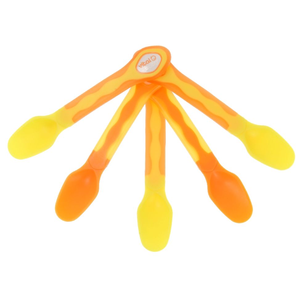 Fünf orange-gelbe Baby-Löffel, fächerförmig angeordnet. Griffe gewellt, Löffelspitzen gelb. Logo auf den Griffen.