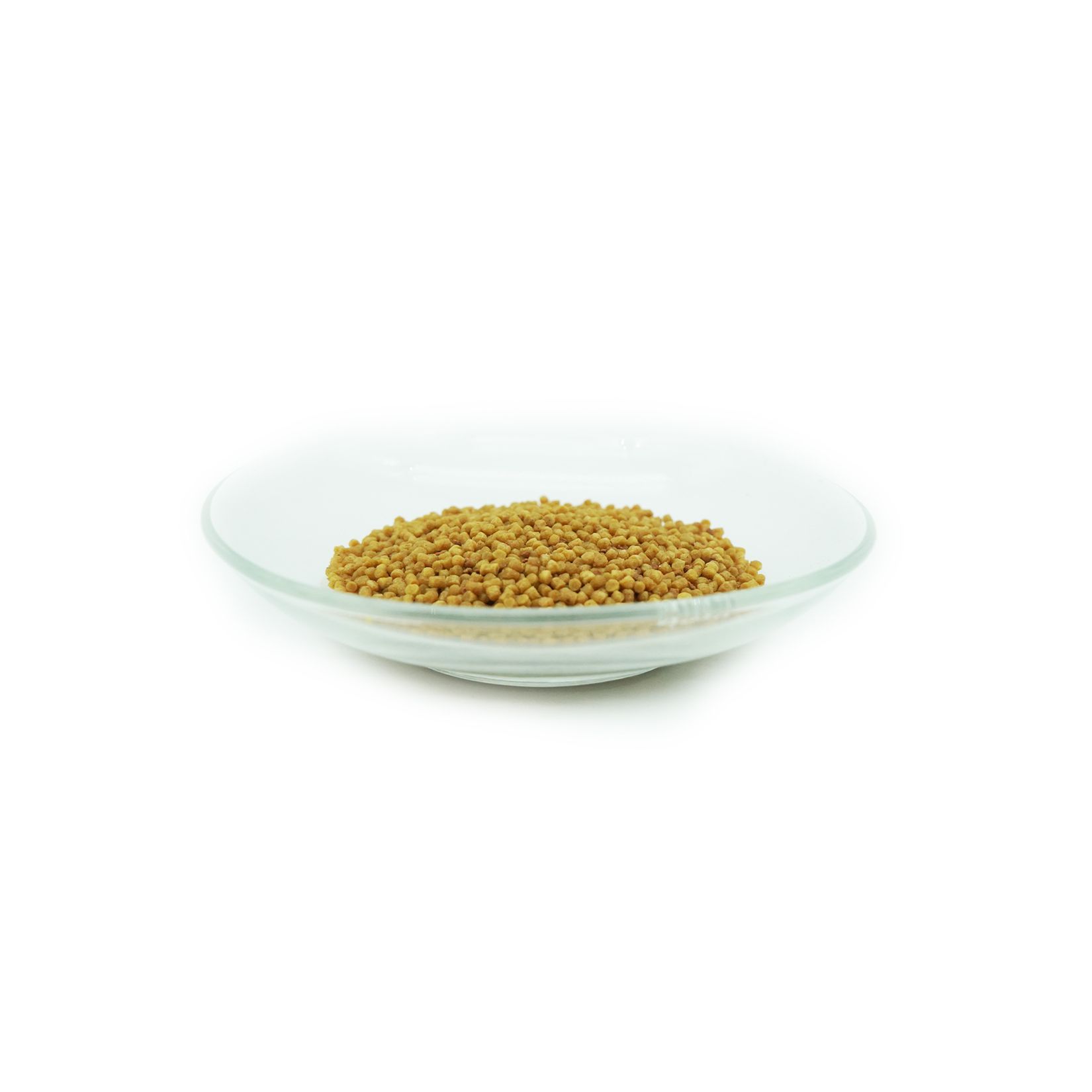 Haufen brauner, körniger Fischfutterpellets in einer flachen, durchsichtigen Glasschale. Auf weißem Hintergrund.