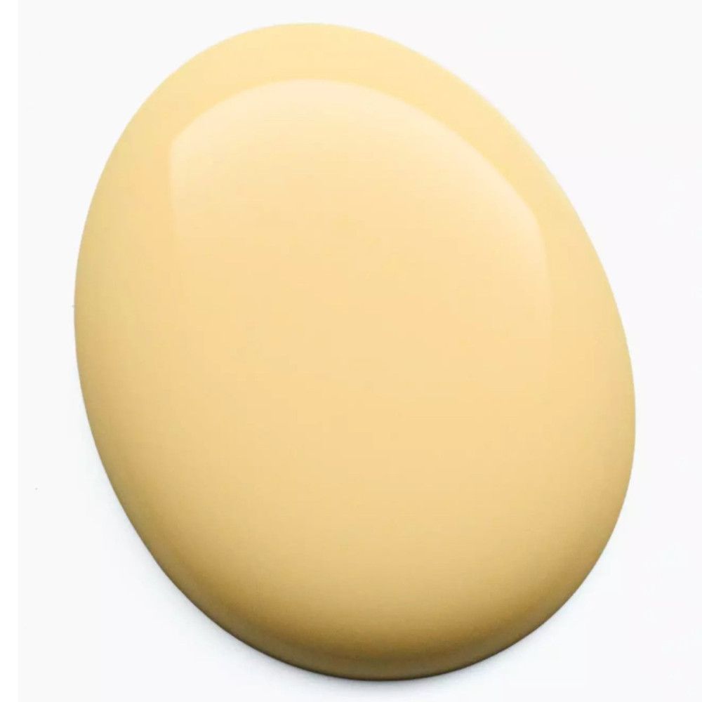 Hellgelber Nagellack-Tropfen. Glatte, ovale Form. Keine Marke sichtbar.