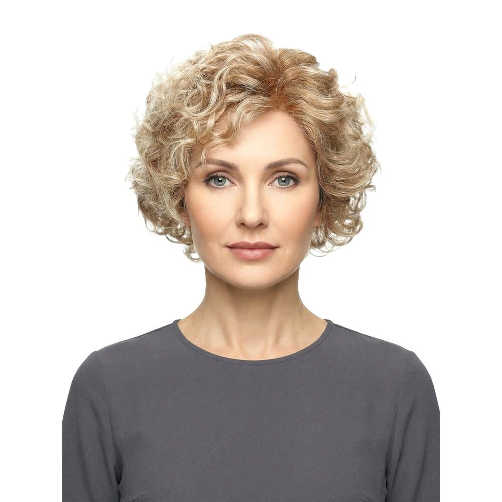 Perücke Maryna von Lofty, blonde Locken, Frontalansicht. Frau mit grauem Oberteil. Hintergrund weiß.