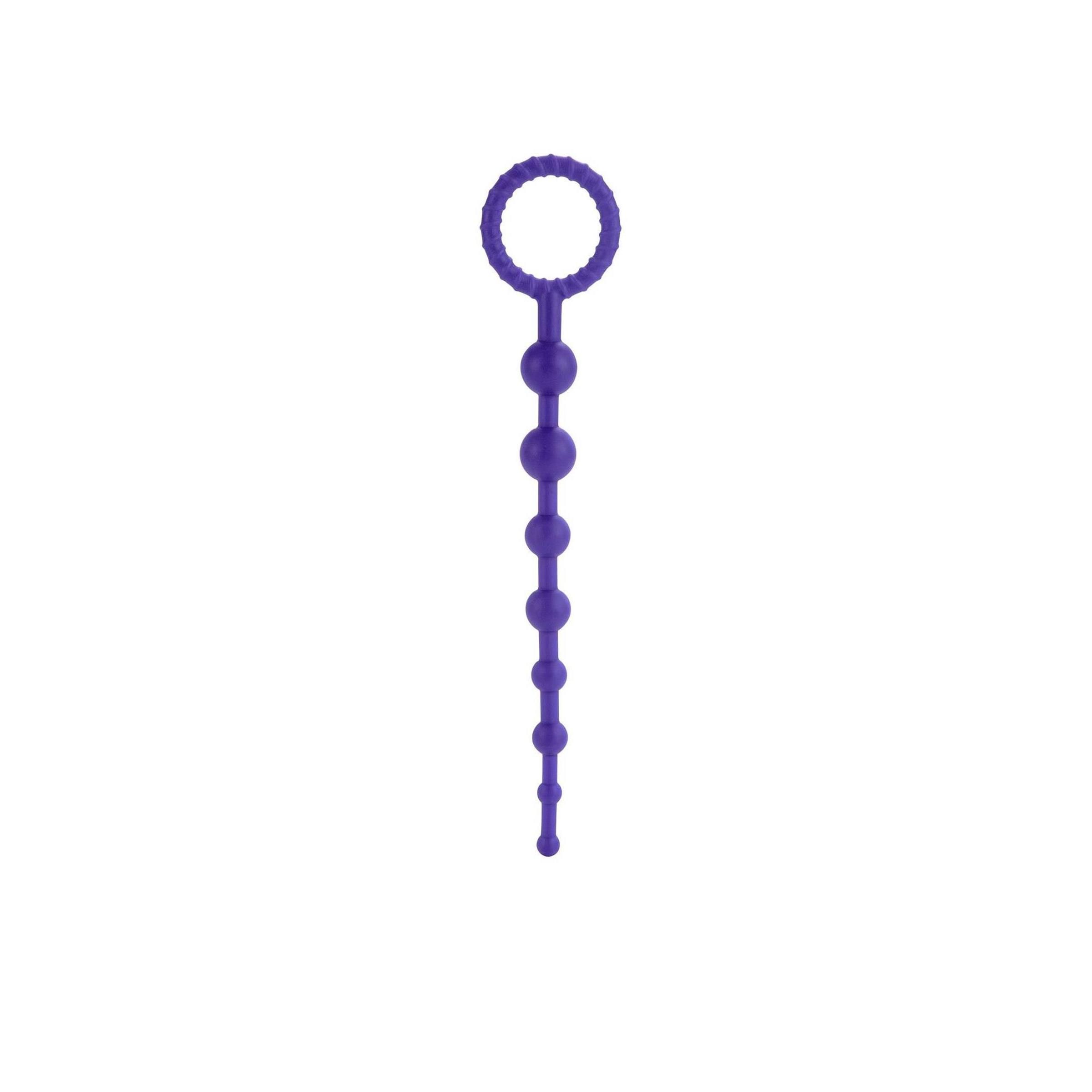 Eine violette Perlenkette mit Ring.
