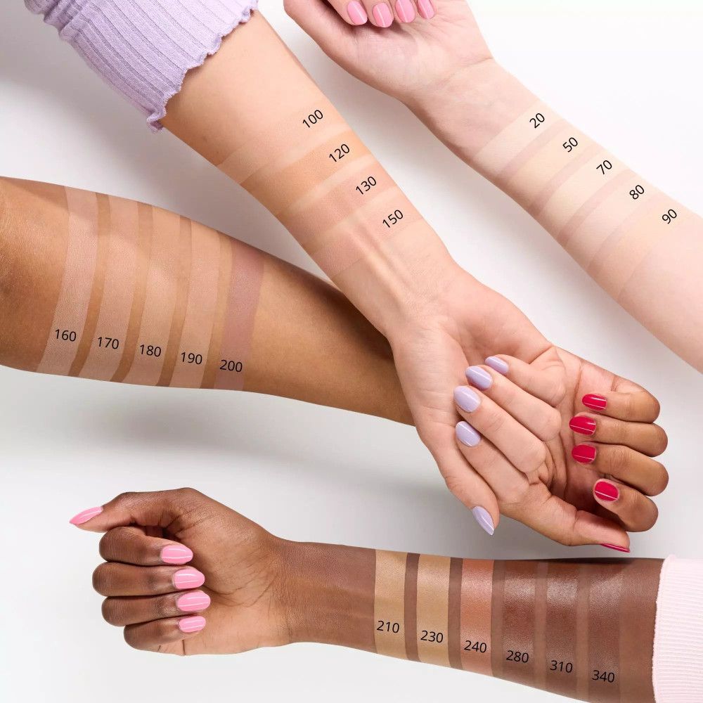 Arme mit Concealer-Farbtönen. Verschiedene Hauttöne. Aufgedruckte Nummern: 20, 50, 70, 80, 90, 100, 120, 130, 150, 160, 170, 180, 190, 200, 210, 230, 240, 280, 310, 340.