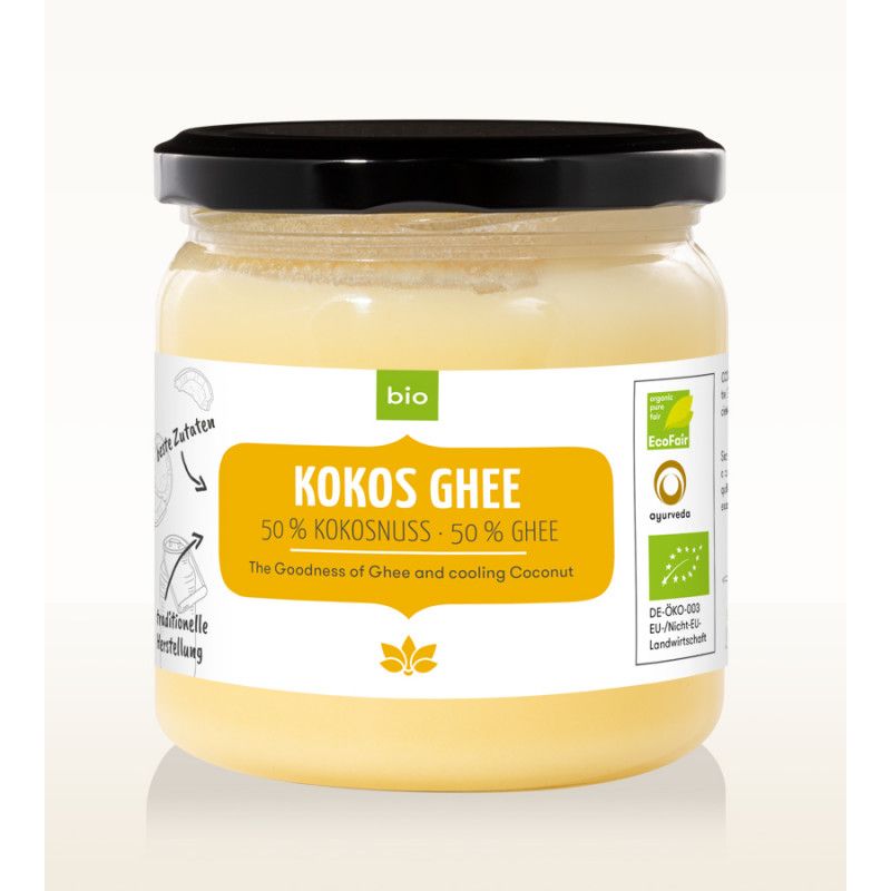 Glas mit Kokos Ghee. Aufkleber mit "BIO", "KOKOS GHEE", 50% Kokosnuss, 50% Ghee. Siegel: Fairtrade, Ayurveda, EU-Bio.