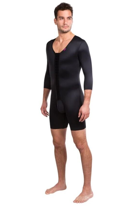 Schwarzer Kompressionsbody mit Reißverschluss, Dreiviertelärmeln und Beinansatz bis zum Oberschenkel. Der Body bedeckt den Oberkörper.