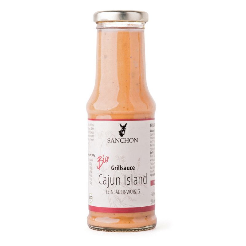 Glasflasche mit Sanchon Grillsauce Cajun Island. Etikett mit Logo, Produktname und Bio-Siegel. Flüssigkeit in Orange-Tönen.