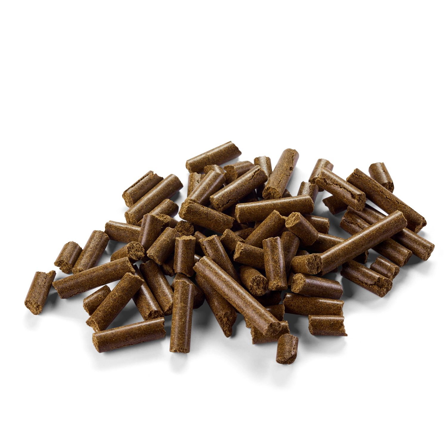 Haufen brauner Pellets. Zylindrische Form, unterschiedliche Längen. Auf weißem Hintergrund.
