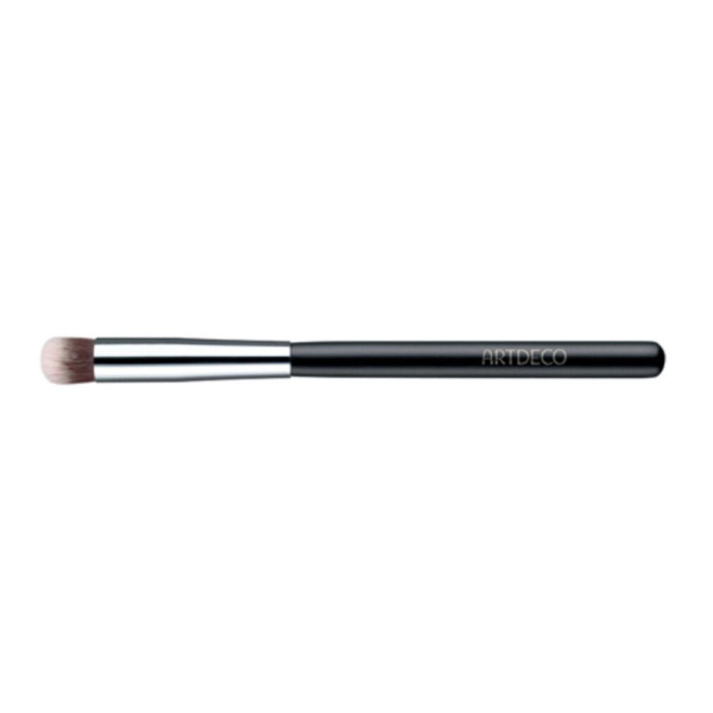 Artdeco Concealer & Camouflage Pinsel. Schwarzer Griff, silberne Zwinge, helle Pinselhaare. Horizontale Ansicht.