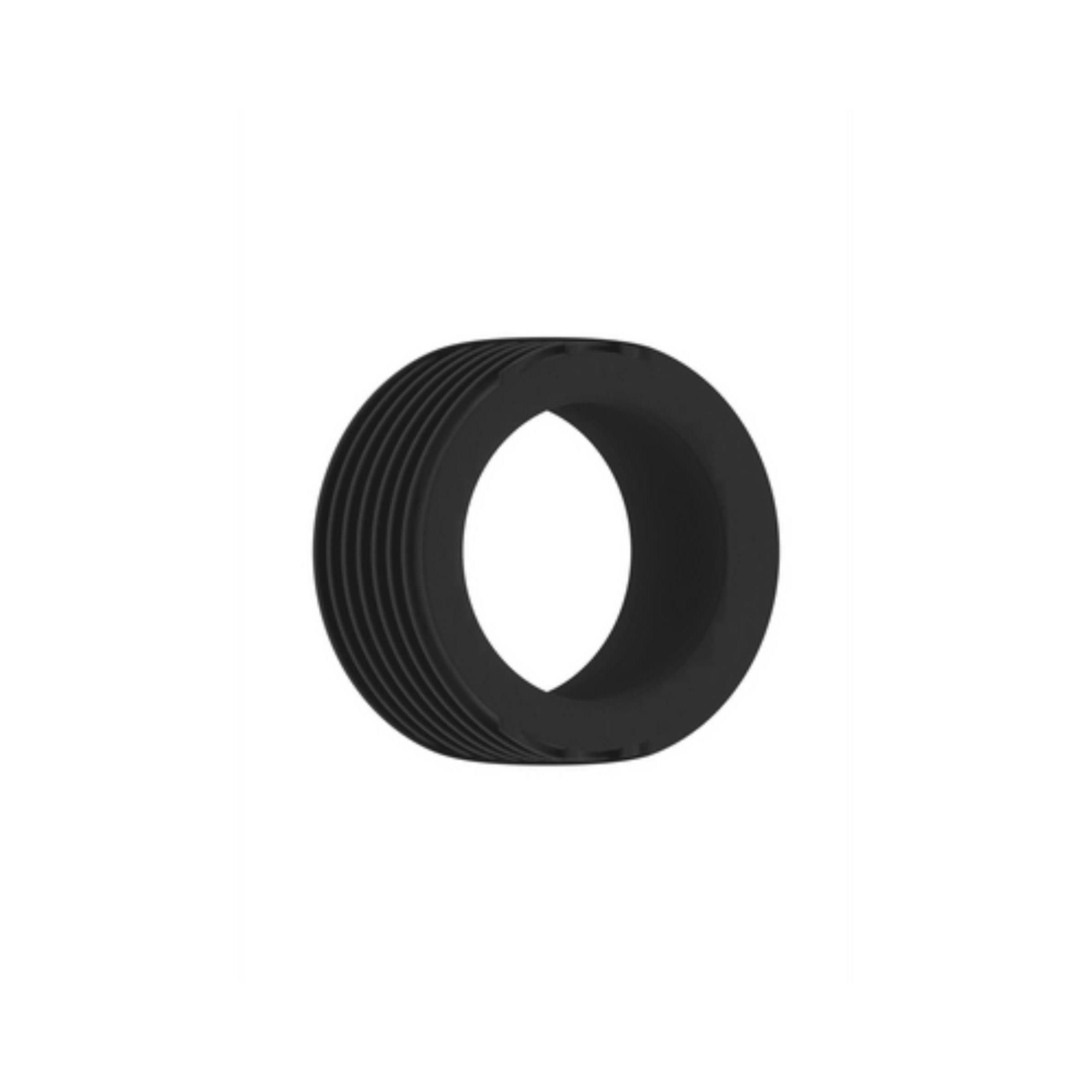 Schwarzer Ring mit geriffelter Oberfläche. Rundes Design mit Öffnung in der Mitte. Nahaufnahme.