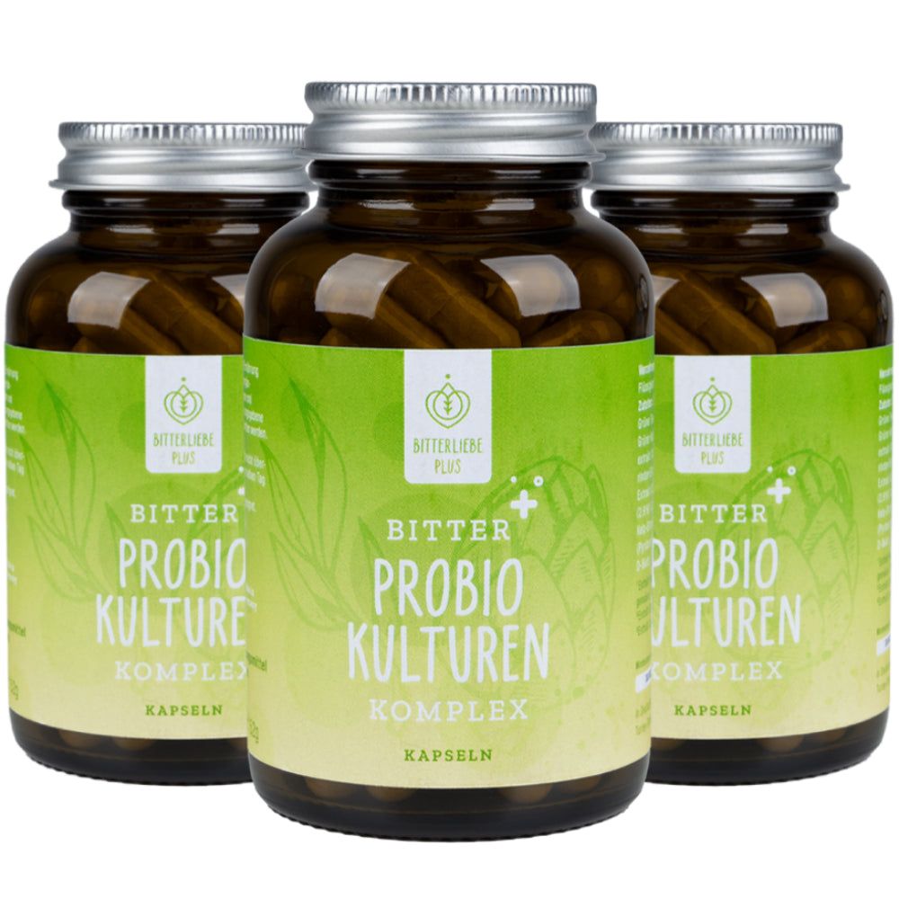 Drei braune Glasflaschen mit grünen Etiketten. Aufschrift: BitterLiebe, Probio Kulturen, Kapseln. Silberner Schraubverschluss.
