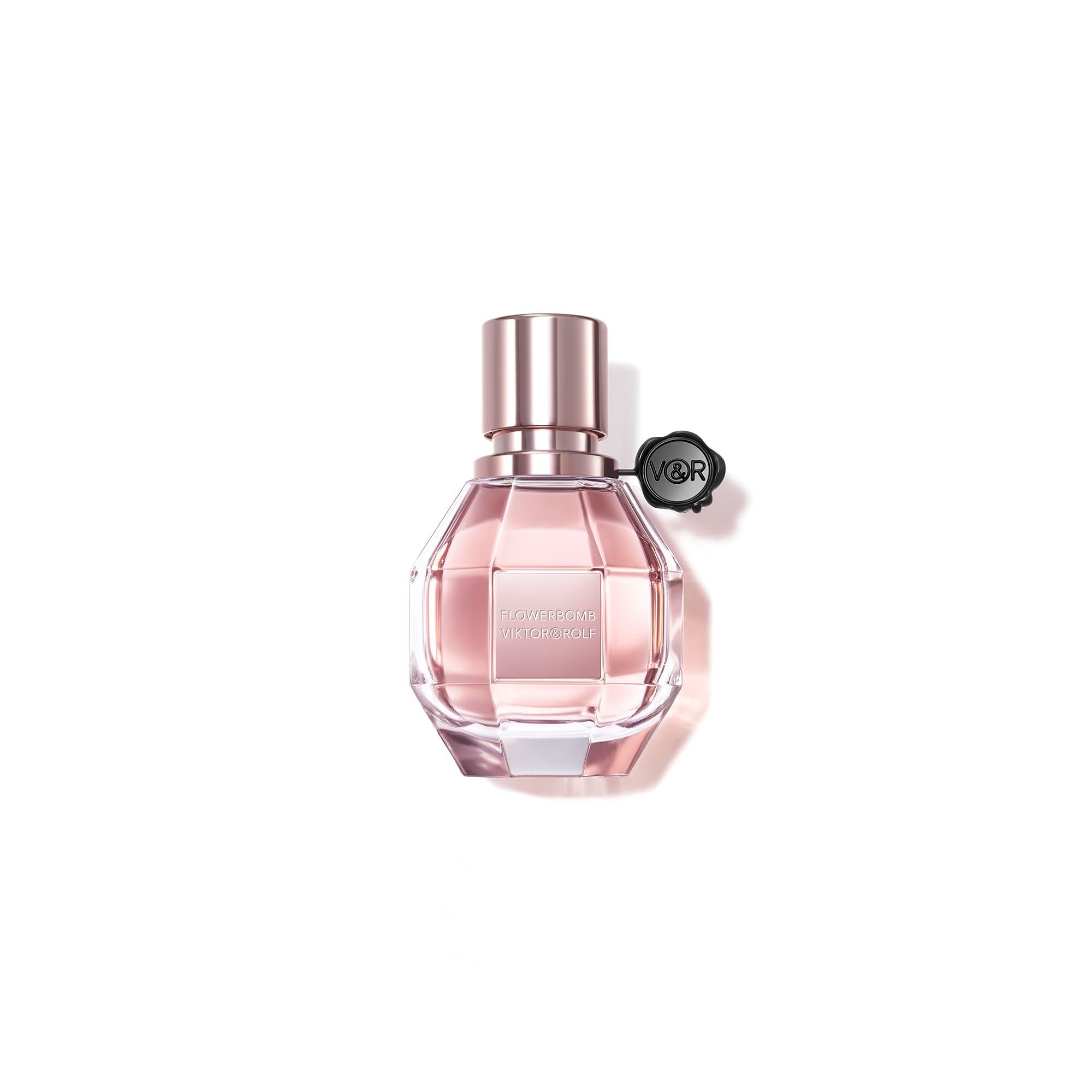 Parfümflakon Flowerbomb von Viktor & Rolf. Rosa Flüssigkeit in einem facettierten Glasflakon mit roségoldfarbenem Verschluss.