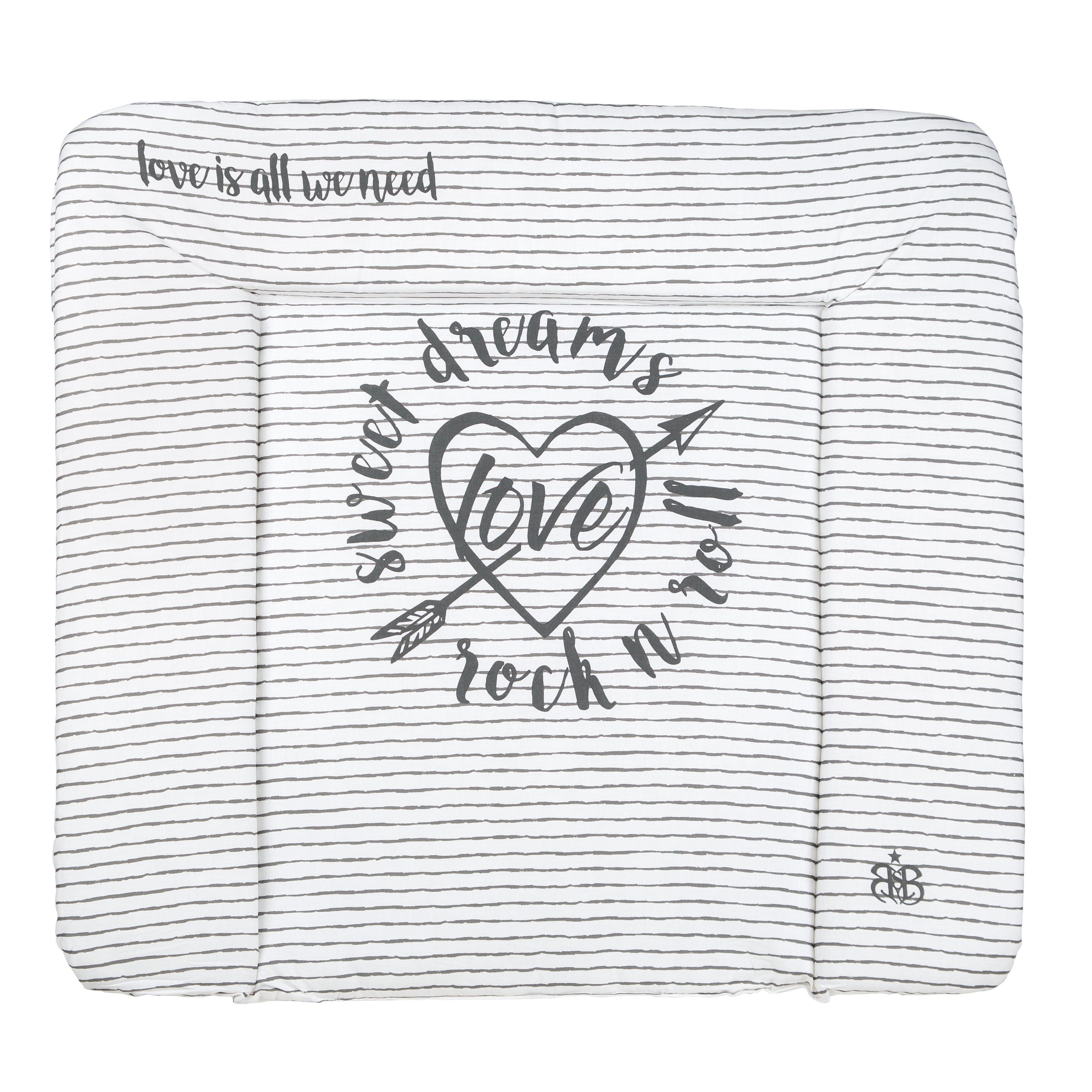 Wickelauflage mit Streifenmuster und Aufdruck. Text: "love is all we need", "sweet dreams love rock n roll". Logo: Herz mit Pfeil.