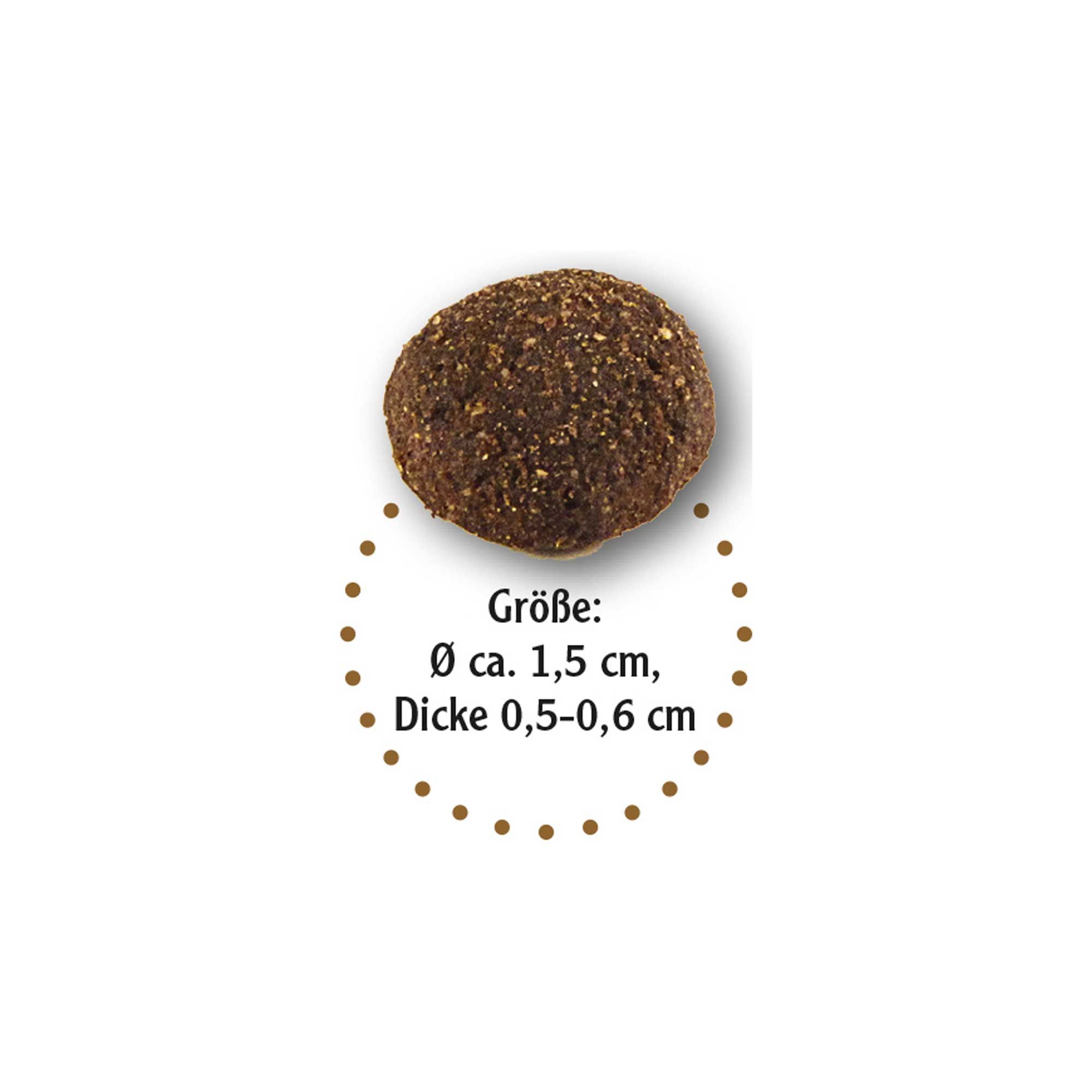 Trockenfutter-Krokette, braun, rund. Durchmesser ca. 1,5 cm, Dicke 0,5-0,6 cm. Detailaufnahme mit Größenangabe.