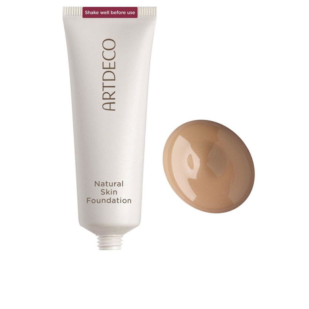 Tube mit Artdeco Natural Skin Foundation und Farbprobe. Beige-farbene Foundation neben Tube. Aufschrift: Shake well before use.