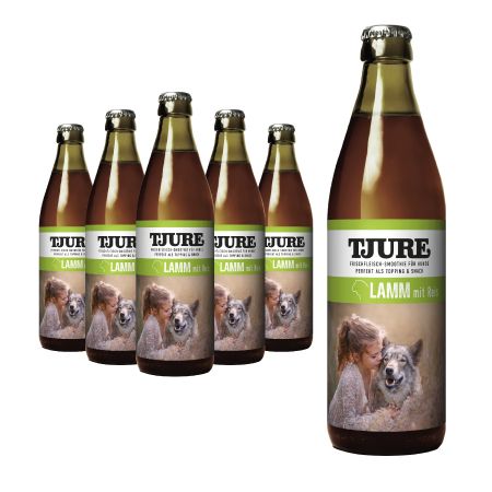 Sechs Flaschen Tjure Hund Lamm Sixpack. Braune Flüssigkeit in Glasflaschen mit Etiketten. Aufschrift: Lamm mit Reis.