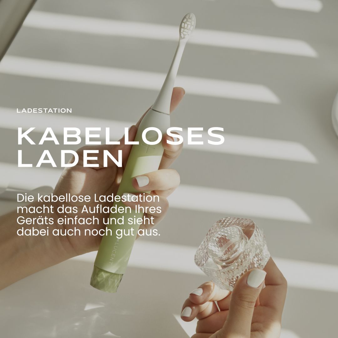 Drei Be Lucent Prism Sonic Elektrische Zahnbürsten in verschiedenen Farben.