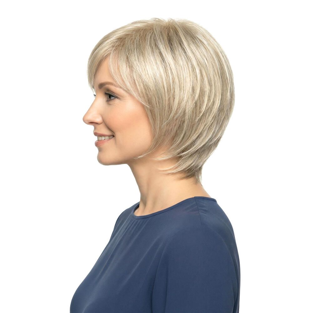 Kurzhaarperücke, hellblond, mit Pony, Seitenansicht. Die Perücke hat eine gestufte Form.