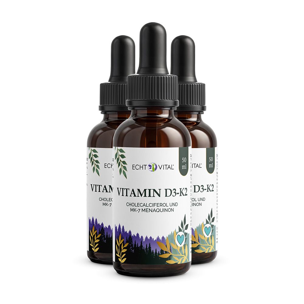Drei braune Glasflaschen mit Tropfer. Aufschrift: Echt Vital Vitamin D3-K2. Etikett mit Inhaltsstoffen und Logo.