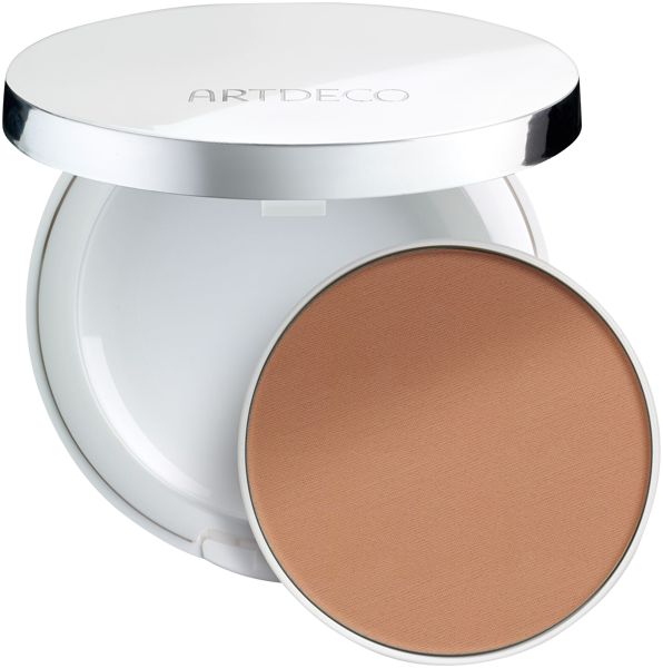 Artdeco All in One Cream Foundation Refill. Runde, braune Foundation in weißem Kompakt-Case mit silbernem Rand. Deckel geöffnet.